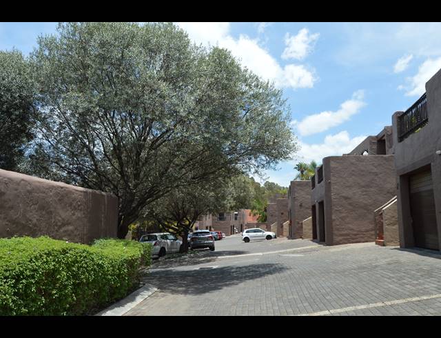 2 BEDROOM TOWNHOUSE TO LET IN NORTH RIDING